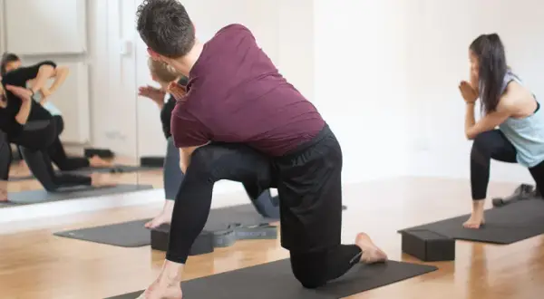 Joga czy pilates na kręgosłup: Które z tych ćwiczeń przyniesie ulgę?