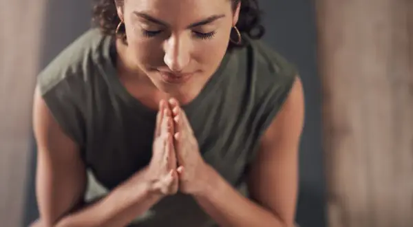 Co znaczy namaste w jodze? Odkryj jego głębokie znaczenie i znaczenie